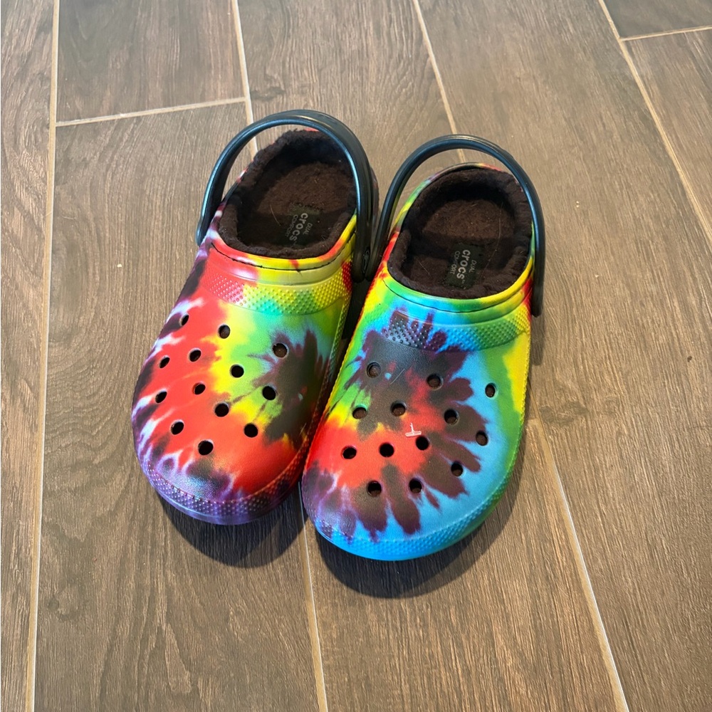 Crocs Faux Fur Lined Clogs Rainbow Tie Dye Unisex Mens 5 Women's 7 Dual Comfort